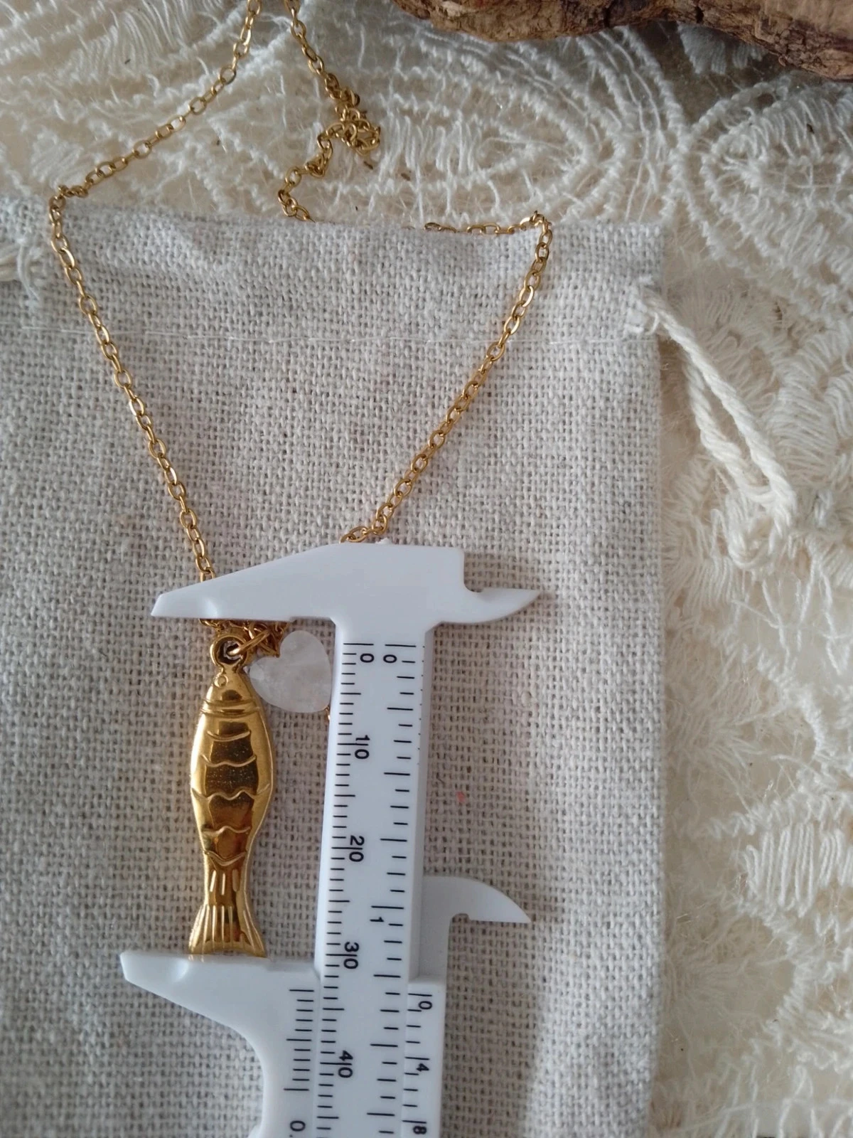 Collier pendentif poisson doré et coeur en quartz blanc – photo 3